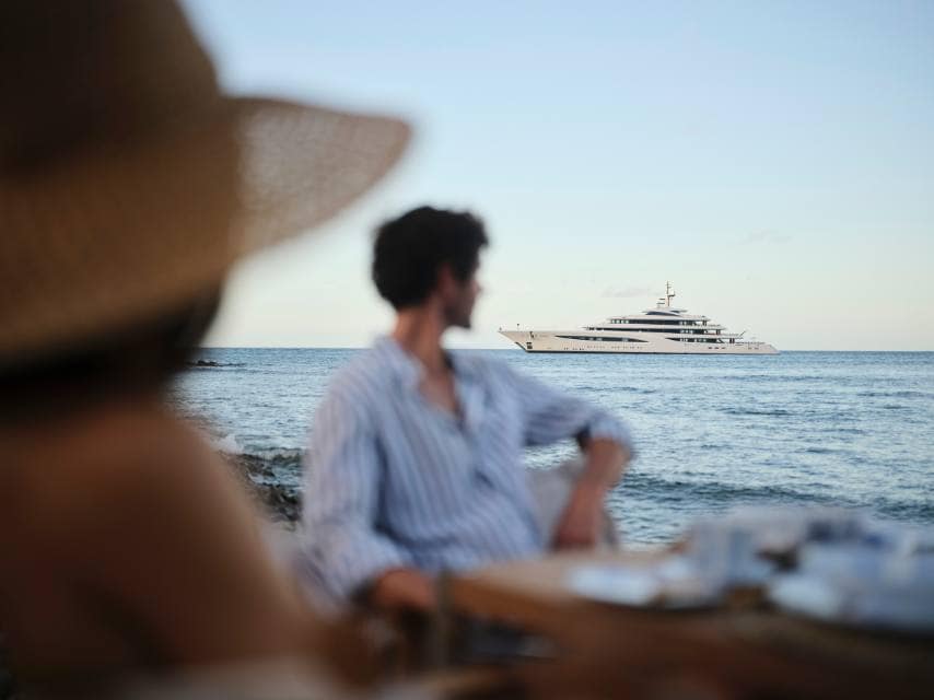 Sophia, charter guest having lunch on the beach