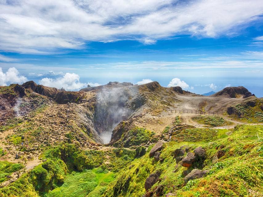 A Dominica yacht charter brings guests close to volcanic peaks for nature-led adventure.