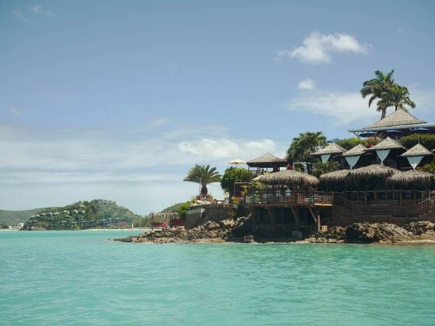 Caribbean island hopping in the Leeward Islands reveals stylish seaside restaurants ideal for lunch with panoramic views.