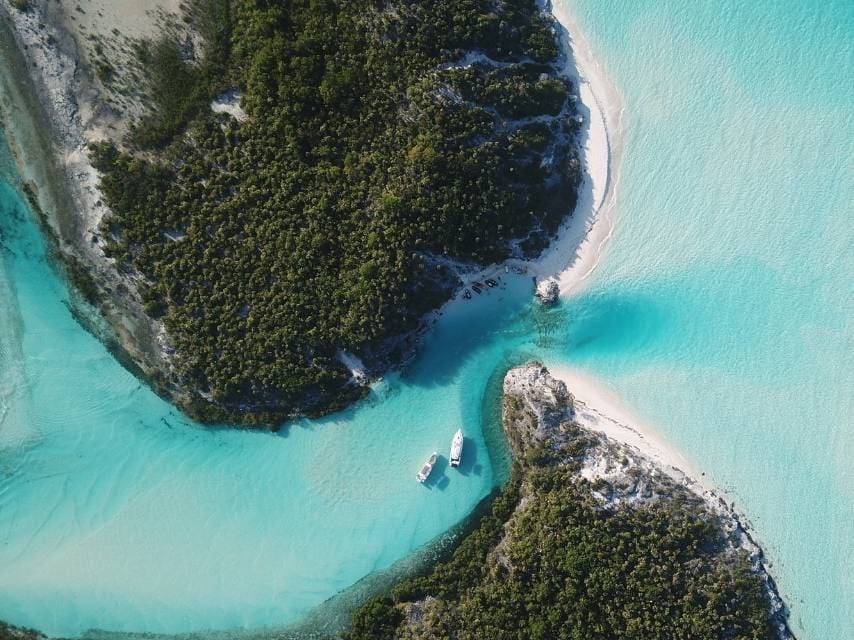 Following the Superyacht Show, Palm Beach crystal-clear waters and private island anchorages await yacht guests.