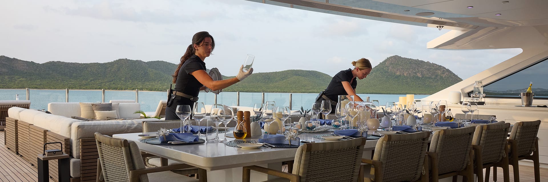 stewardesses-table-scaping