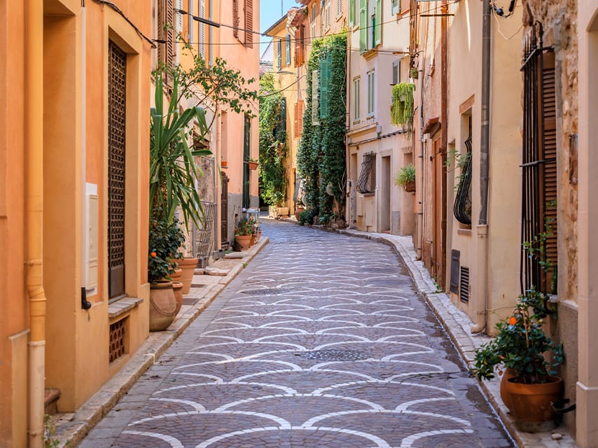 Port Vauban's narrow cobbled streets, perfect for a walk while enjoying les Voiles d'Antibes yachting events